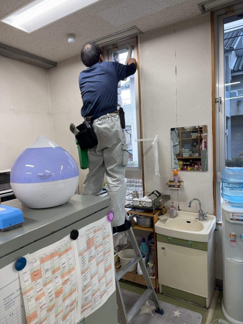 窓を拭いている